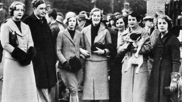 La família Mitford. D’esquerra a dreta: Unity Valkyrie, Tom, Deborah, Diana, Jessica, Nancy i Pamela // Éric Guy  