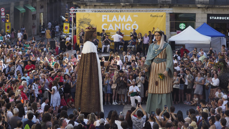 Rebuda de la Flama del Canigó a la plaça Sant Jaume de Barcelona. DANI CODINA (ÒMNIUM)
