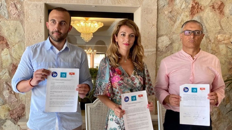 Els representants de Ciutadans, PI i PP presenten la moció| Europa Press