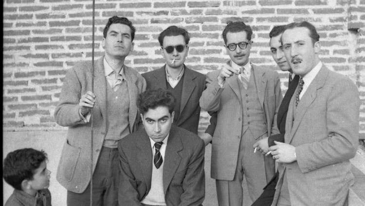 “Enric Tormo, al mig amb bigoti, envoltat per Tharrats, Tàpies, Brosa, Ponç i Métras (1948-49)”