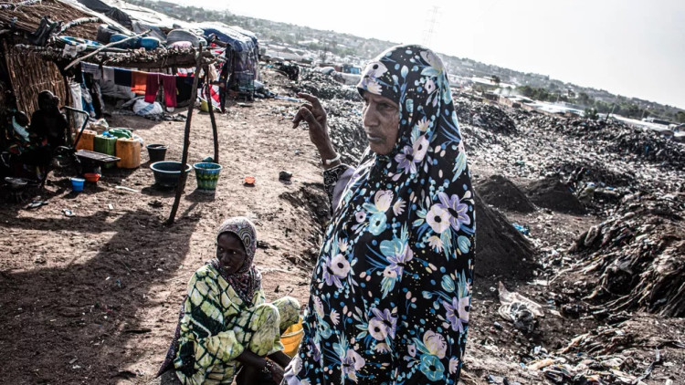 Població desplaçada en un cap de refugiats de Bamako, capital de Mali | Der Spiegel. Der Spiegel