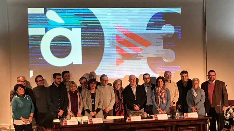 Representats dels partits polítics i de la societat civil valenciana en suport a l'acte en favor d'Àpunt i TV3| ACPV