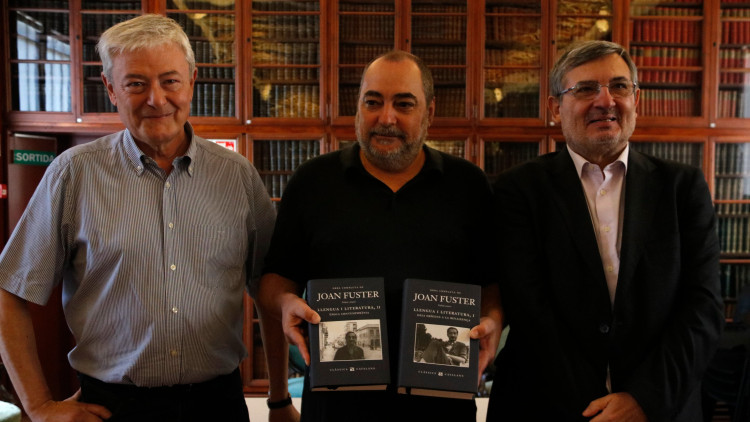 L'historiador Antoni Furió (a la dreta), acompanyat pel comissari de l'Any Fuster a Catalunya, Enric Sòria (a l'esquerra), i per l'editor Joan Cornudella (al centre) a la presentació dels volums 'Llengua i literatura, I: dels orígens a la renaixença' i 'Llengua i literatura, II: època contemporània' (Edicions 62). Agència Catalana de Notícies