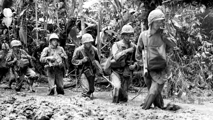 Durant la Segona Guerra Mundial les illes del sud-est del Pacífic van ser clau per a la victòria dels Estats Units davant del Japó. A la imatge, un grup de marines nordamericans es dirigeix el novembre de 1943 cap a les línies del front de Bougainville (a l’arxipèlag de Salomó però pertanyent a Papua Nova Guinea) a través del fang espès. USMC Museum Photo