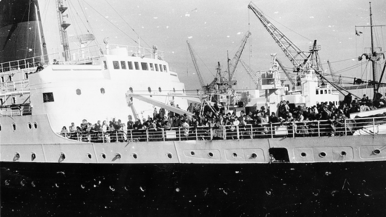 Entrada d'un vaixell amb pied-noirs al port de Marsella el 1962