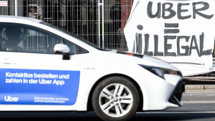 Una pancarta, en un carrer de Berlín, contra el servei que ofereix Uber.. Europa Press