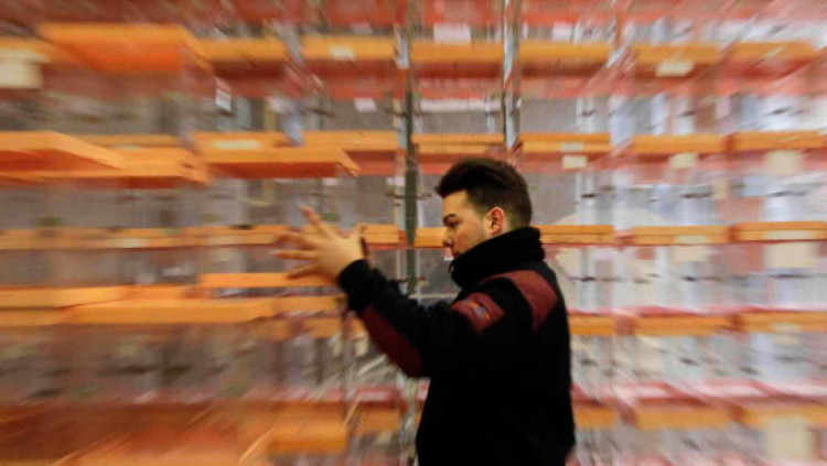 Un operari trasllada diverses piles d'urnes durant la preparació d'una jornada electoral.. EFE