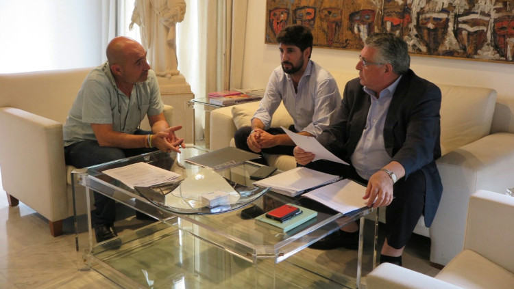 El diputat de Cultura, Xavier Rius, reunit amb Vicente Boluda i Enric Esteve, membre de la junta de govern i president de Lo Rat Penat, respectivament.. Raquel Abulaila — Dival