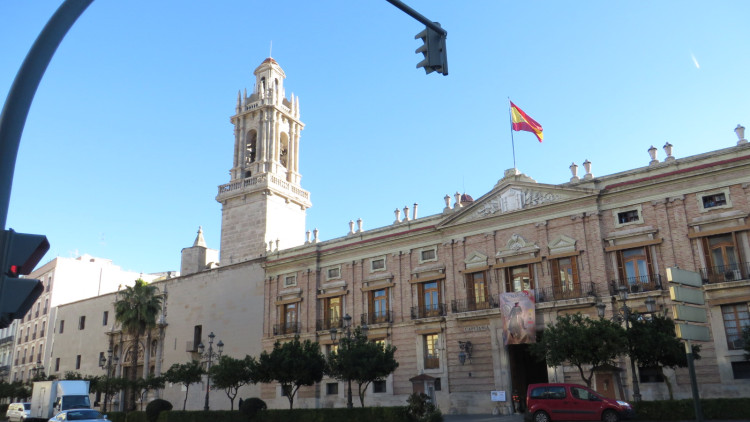 La rambla de Predicadors, plaça Roja durant la guerra d'Espanya, des de 1939 plaça de Tetuan en honor a una guerra colonial, injusta, llunyana i de glòries espanyoles. Bo seria recuperar el nom tradicional, rambla de Predicadors, i que València recuperés la dignitat que en altre temps tingué.