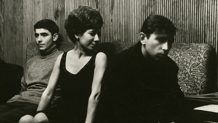 Núria Feliu, Joan Manuel Serrat i Raimon al Palau de la Música Catalana l’any 1966, captats per la càmera d’Oriol Maspons.