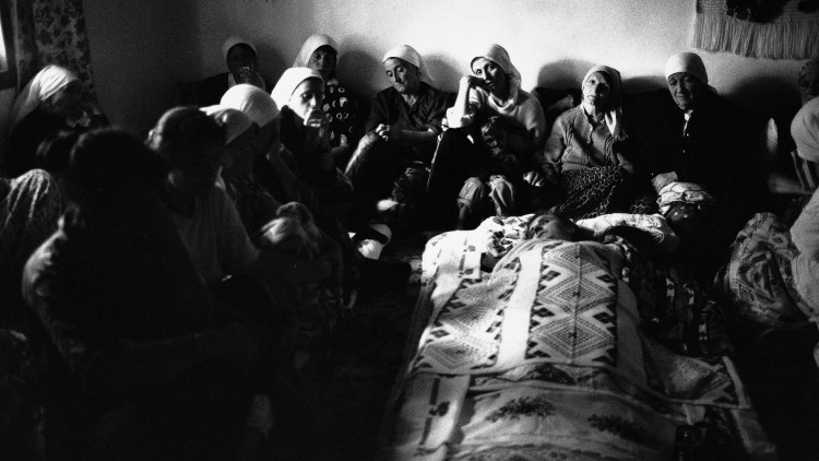 Vetlla de Ganimete Shabanaj, una infermera albanokosovar, víctima d'una bomba de fragmentació de l'OTAN. (Lubeniq, Kosovo, 1999) / SANDRA BALSELLS