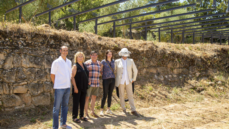 L'arquitecte Jaume Farreny, els propietaris de la Vinya dels Artistes: Sara Balasch, Joan Jové i Sara Jové i un Guillem Viladot interpretat per un dels actors de la companyia d'Agramunt Teatredetics, davant del 'Poema de l'Home' MONTSE SOLÀ
