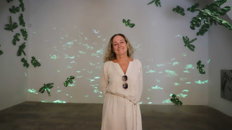 Francesca Martí en la seva instal·lació “Green Swarm”, 2022. Galeria Gerhard Braun, Palma. Teresa Ayuga