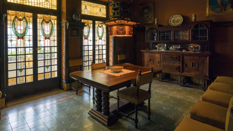 La vidriera que dona a la galeria sobre l’Onyar, al menjador de la Casa Masó de Girona, seu de la fundació de l’arquitecte (1910-1919).. Jordi Puig