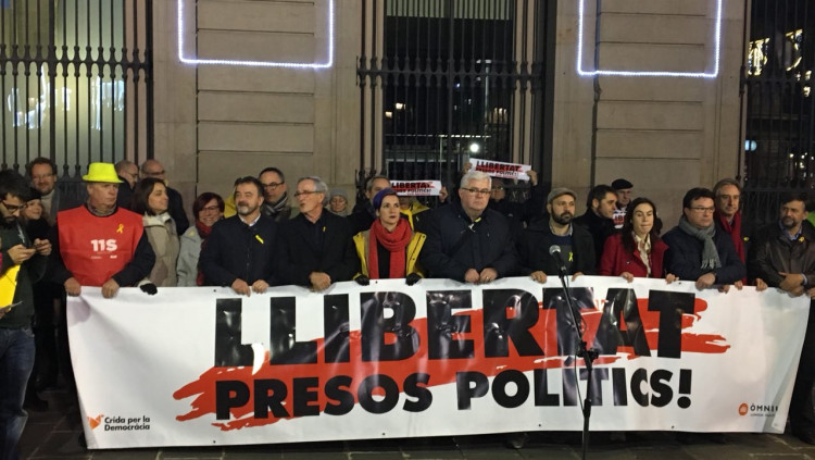 Manifestació pels presos polítics a la Plaça Sant Jaume. Òmnium Cultural