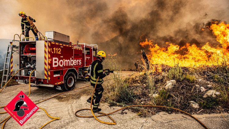 Bombers treballen en l'extinció de l'incendi a la Vall d'Ebo. Consorci de Bombers de la Província d\'Alacant