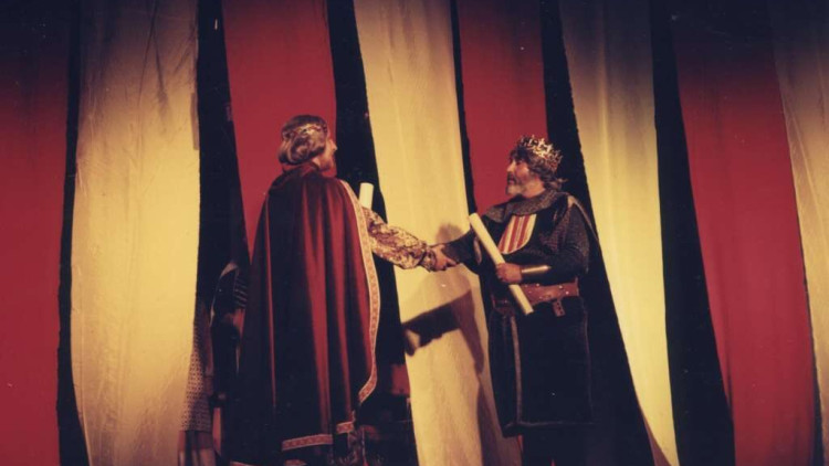 Cada 25 d'agost el Camp de Mirra escenifica el seu Tractat, un fet històric que tingué lloc allà, en 1244, a l'antiga Almisrà, a les terres de la vall de Biar, que solucionà de moment, dialogant, l'esclat d'un conflicte armat.