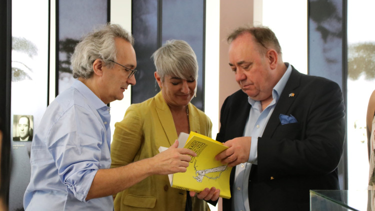 Alex Salmond i la consellera Lourdes Ciuró visiten el Museu Memorial de l'Exili. Agència Catalana de Notícies