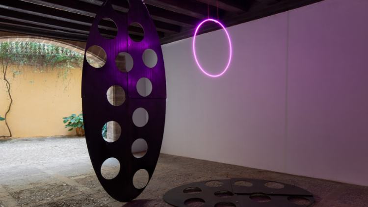 Instal·lació escultòrica al Pati de la Galeria Pelaires d’Ana Laura. Aláez “Danceflor”, 2019. Acer corten i neó. Lúa Oliver. Cortesia: Galeria Pelaires