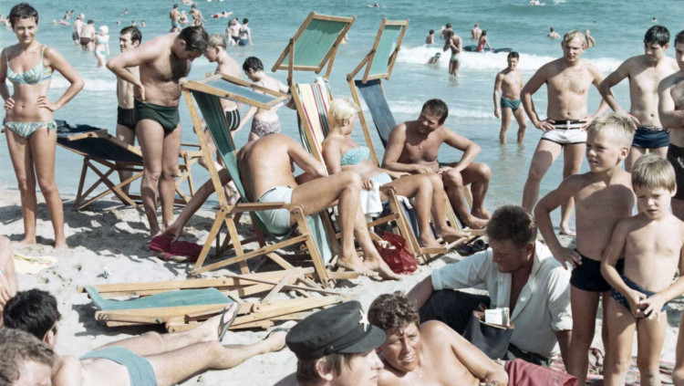 Dies llargs, nits curtes. Joaquim Gomis. Turistes a la platja. Sitges, 1967.. Fons Joaquim Gomis. Arxiu Nacional de Catalunya. Fundació Joan Miró © Hereus de Joaquim Gomis, 2022