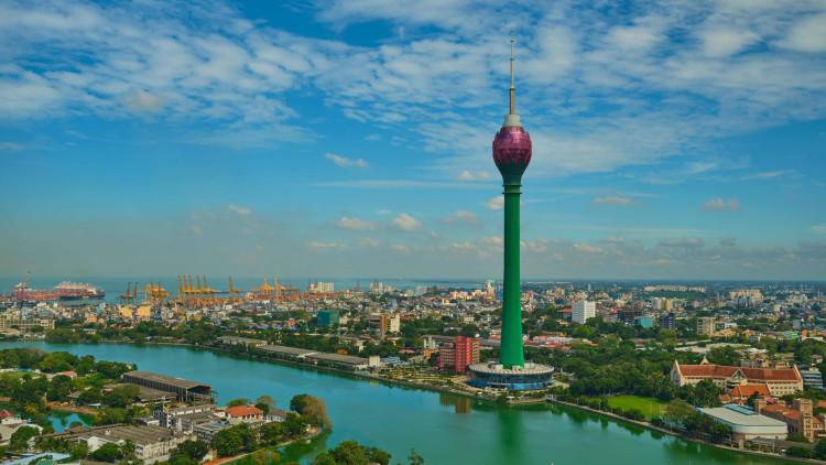 La Lotus Tower a Colombo, Sri Lanka, que simbolitza l'amistat entre aquest país i la Xina. Meshaun de Silva, CC BY-SA 4.0, via Wikimedia Commons