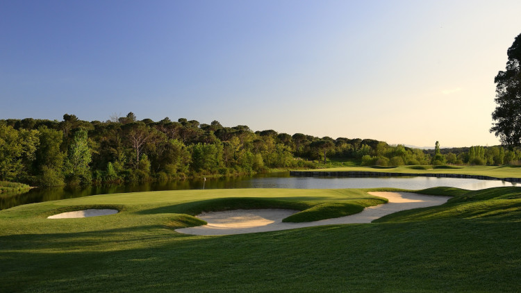Activistes climàtics a França han assenyalat els camps de golf com a grans consumidors d'aigua en un període de sequera.