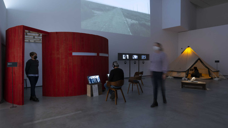 Vista de l’exposició «Mal Pelo. Before the Words. Refugi temporal», Es Baluard Museu d’Art Contemporani de Palma, 11.03.22-28.08.22. © Es Baluard Museu, 2022.. David Bonet
