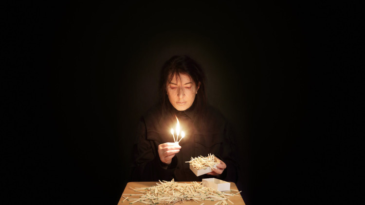 Marina Abramovic. “Portrait with Matches” (Retrat amb llumins), 2022. Digital pigment print, 160 x 160 inches. 7+ 2 AP, ed.3