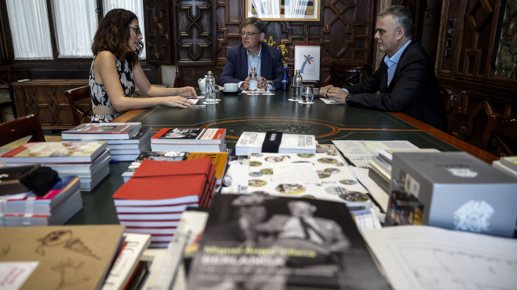 Ximo Puig, reunit amb els dos vicepresidents del Govern valencià, Aitana Mas i Héctor Illueca, que en l’últim any han rellevat, respectivament, Mónica Oltra i Rubén Martínez Dalmau, els quals eren els números 2 i 3 del Consell en representació de Compromís i d’Unides Podem. Europa Press