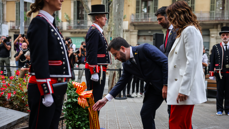 Imatges de l'ofrena del Govern al monument de Rafael Casanova. ACN