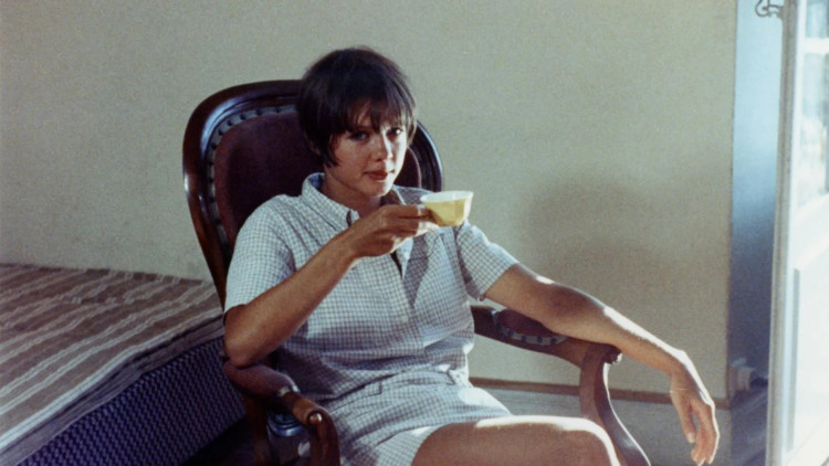 Haydée Politoff a una escena del film La collectionneuse, d’Éric Rohmer (1967).
