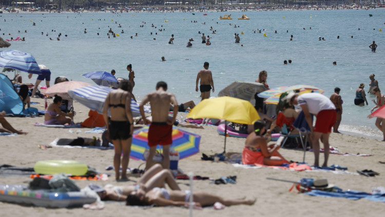 Turistes a la platja de Palma. Europa Press