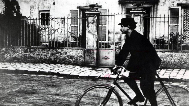 Alfred Jarry era un gran amant de la bicicleta i un pioner dels llargs passeigs i l'ascens de muntanyes