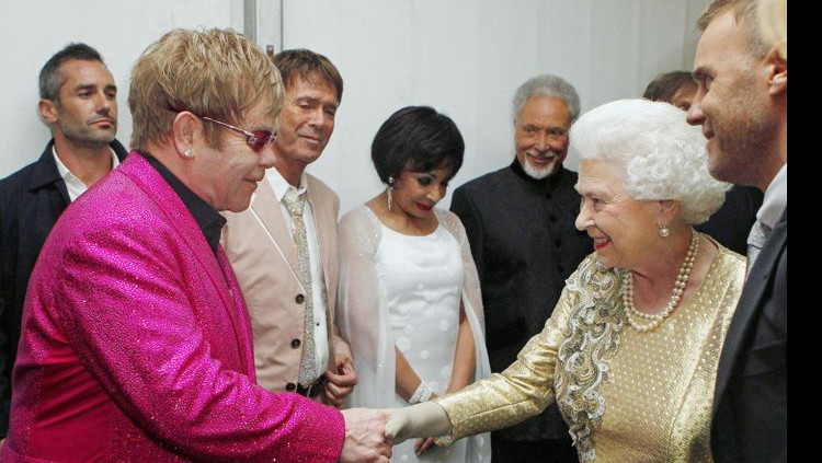 El cantant Elton John saluda la reina Isabel. Der Spiegel