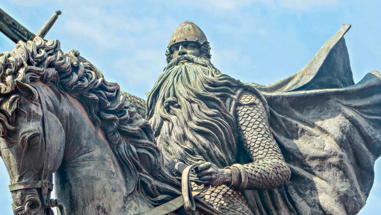 El Cid, l'heroi castellà -espanyol!- per excel·lència, convertit en símbol del supremacisme castellà. Vivia de la guerra i acabà amb la taifa andalusina de València. Idolatrat per l'espanyolisme més ranci, a València és venerat pels qui la desitgen ben castellana i no gens valenciana.
