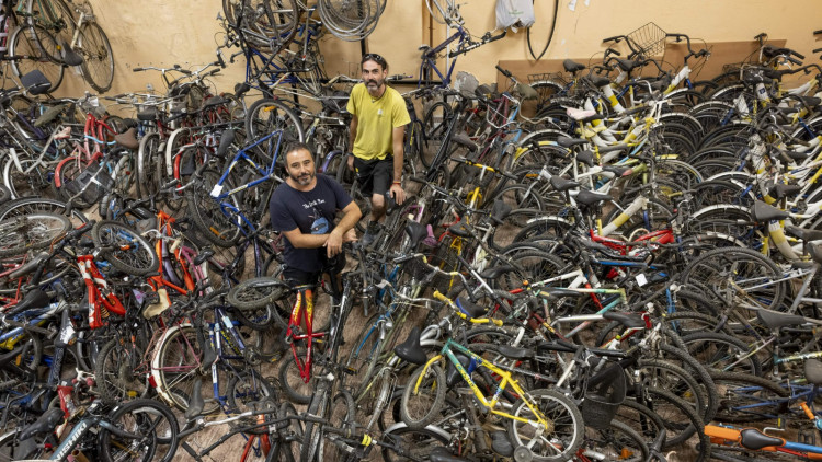 Txema Hernández, amb la samarreta groga, i Toni Velarde, president i cofundador del Col·lectiu Soterranya, en el seu local del barri del Xenillet, a Torrent.. Miguel Lorenzo