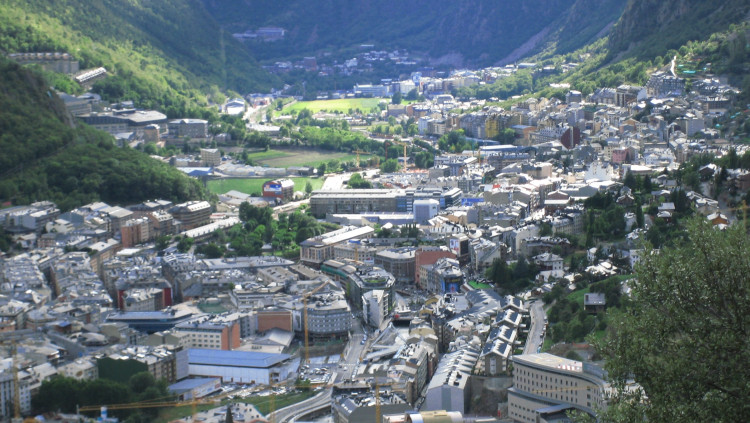 Panoràmica d'Andorra la Vella. Gertjan R., CC BY-SA 3.0, via Wikimedia Commons