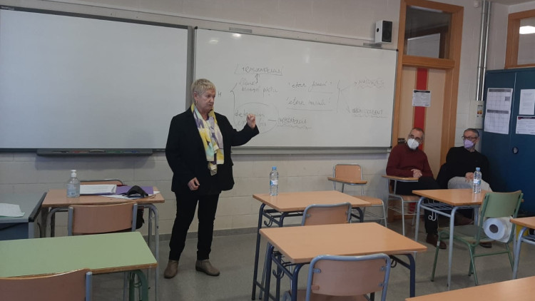 Una lluitadora antifranquista participa en un dels tallers organitzats al IES Didín Puig, a Guadassuar.. EL TEMPS