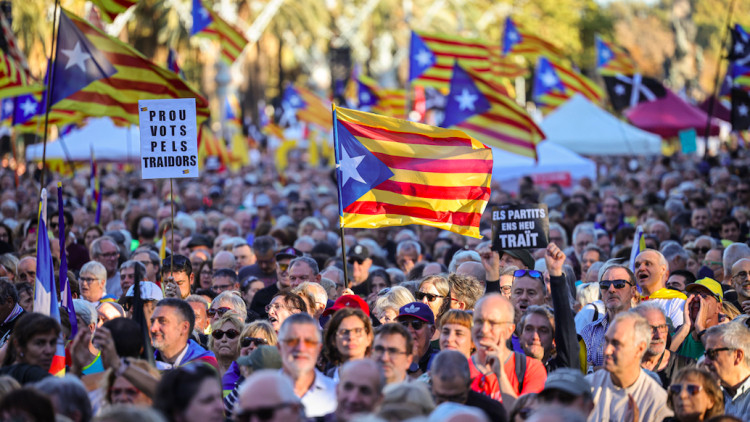 Milers de persones a la concentració de l'Arc del Triomf en motiu del cinquè aniversari de l'1-O.. Jordi Borràs (ACN)