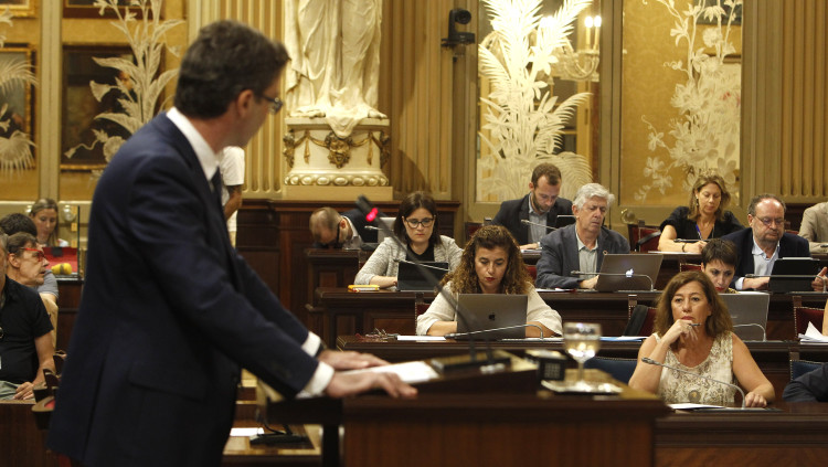 El portaveu del PP balear, Toni Costa, s'adreça a la presidenta Francina Armengol. Europa Press