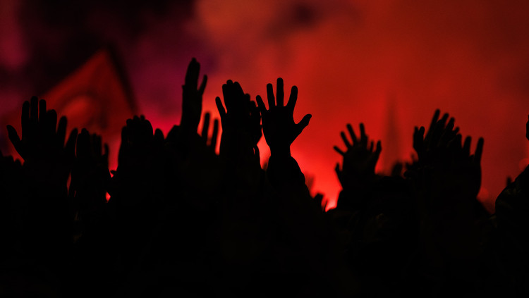 Persones participen en una manifestació antifeixista el 20 de novembre del 2021. Europa Press