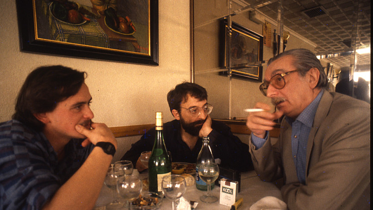 Miquel Alberola i Vicent Martí dinen amb Joan Fuster en un restaurant de Sueca el mateix dia que va enregistrar-se l’entrevista titulada “Fuster incòmode”.. Rafa Gil / Arxiu EL TEMPS