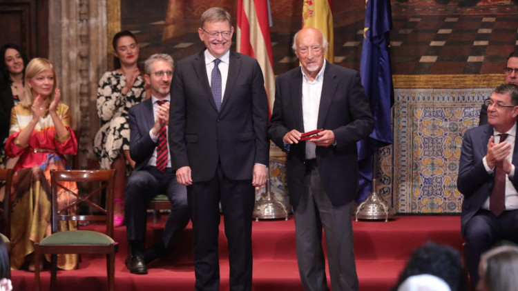El president Ximo Puig lliura la distinció a l'escriptor Manuel Vicent| GVA