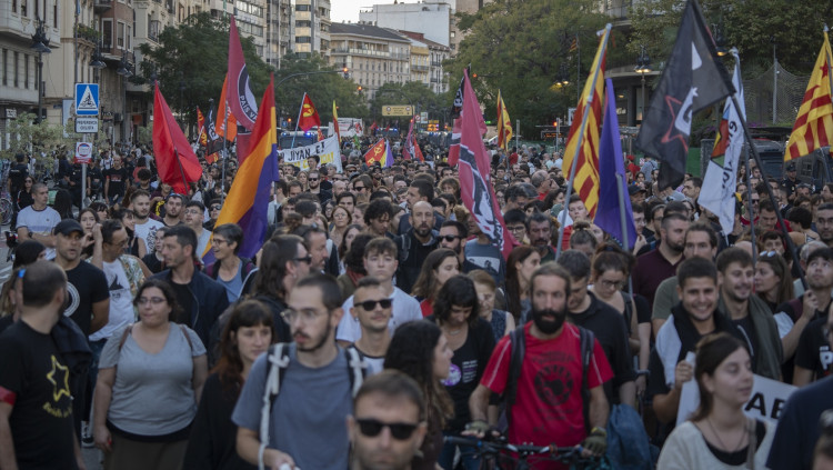 Estampa de la manifestació amb estelades i banderes antifeixistes| Europa Press/Jorge Gil