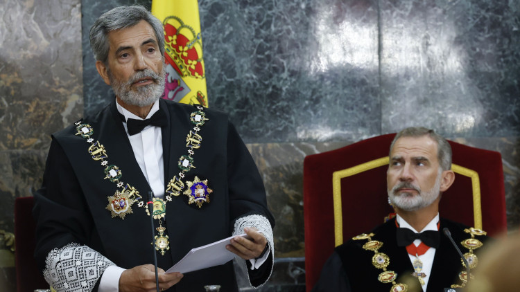 El president del Suprem i el CGPJ, Carlos Lesmes, al costat de Felip VI en l'acte d'obertura de l'any judicial.. Pool EFE / J.J Guillén