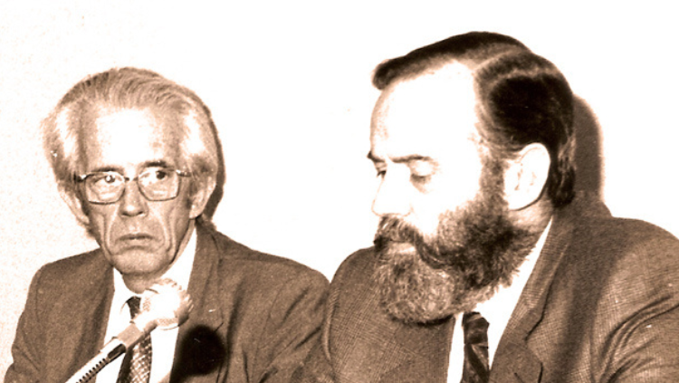 Oriol Casassas, a la dreta, al costat del seu germà Enric a la Conferència Inaugural de l’Acadèmia de Ciències Mèdiques de Catalunya i Balears. Barcelona, 1983. galeriametges.cat / Família Casassas Riba