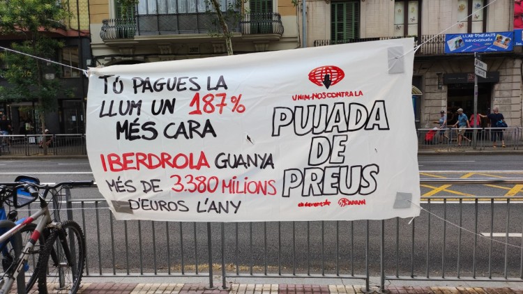 Pancarta d'Endavant contra la pujada de preus. Twitter @Endavant_OSAN