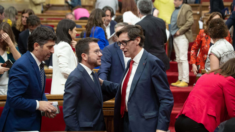 El president català, Pere Aragonès, i el líder de l'oposició, Salvador Illa, se saluden al Parlament. Europa Press