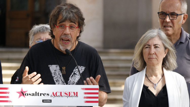 La presidenta de l'ANC, Dolors Feliu, i el vicepresident Jordi Pesarrodona en una roda de premsa davant el TSJC.. Sara Escalera / ACN