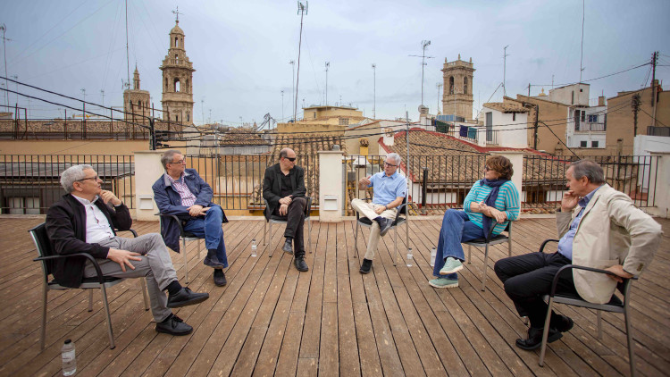 D'esquerra a dreta, Adolf Beltran, Vicent Partal, Vicent Sanchis, Ferran Torrent, Fúlvia Nicolàs i Miquel Alberola, durant la trobada organitzada per EL TEMPS amb membres de les primeres redaccions.. Marga Ferrer